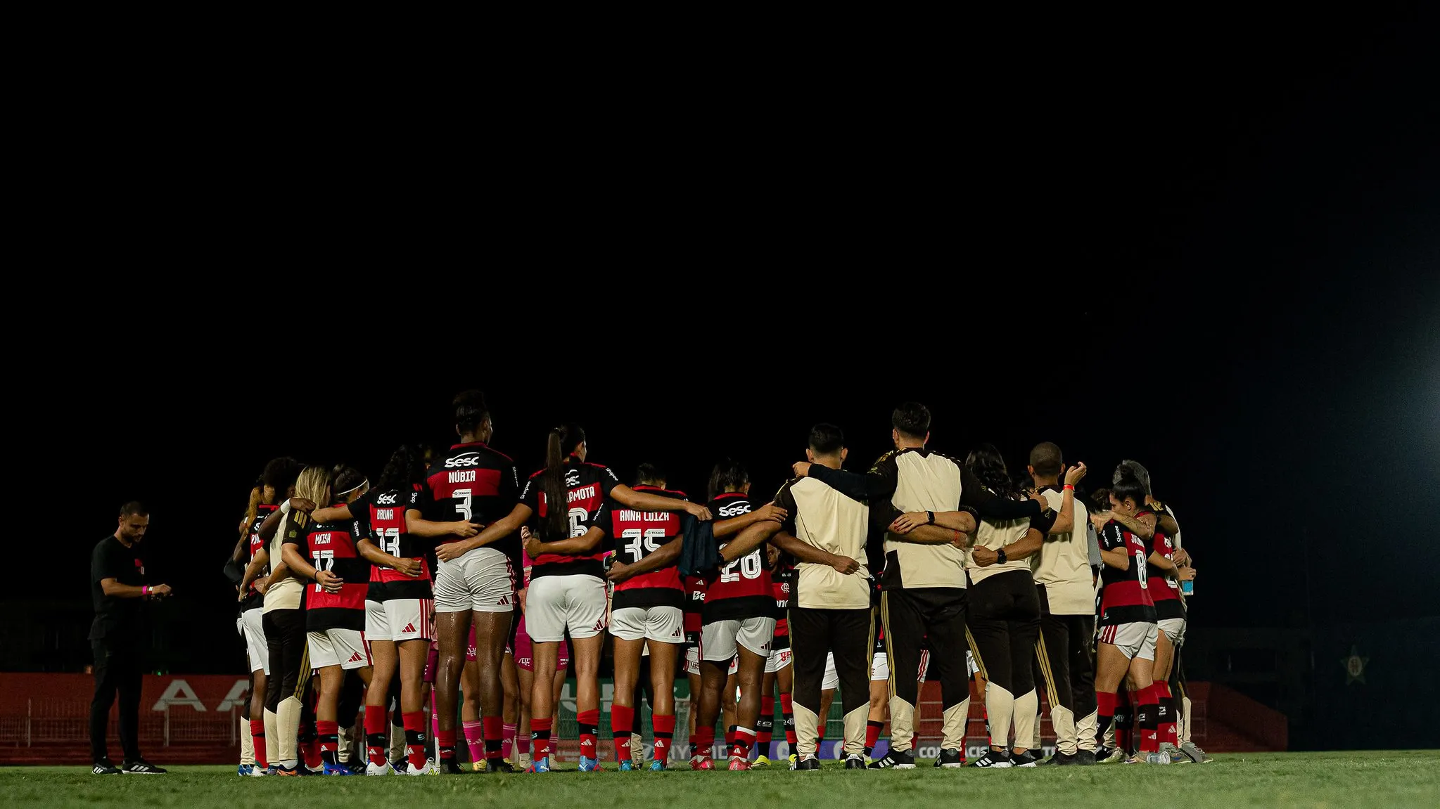 Jogadoras do Flamengo reunidas em campo