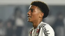 Robinho Jr. em campo com a camisa do Peixe.