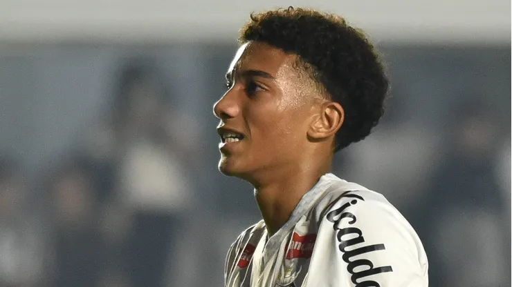 Robinho Jr. em campo com a camisa do Peixe.