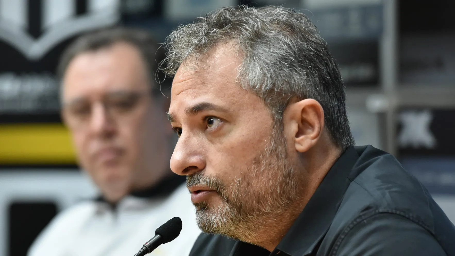 Foto: Jota Erre/AGIF – Alexandre Mattos, diretor de futebol do Santos, sela acordo com joia da Vila.