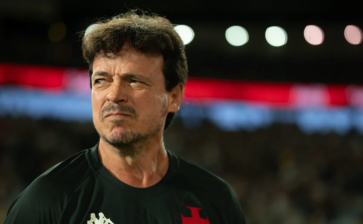 Diniz almeja continuar com Memphis no Corinthians e o destaca na coletiva: “Super estrela mundial”