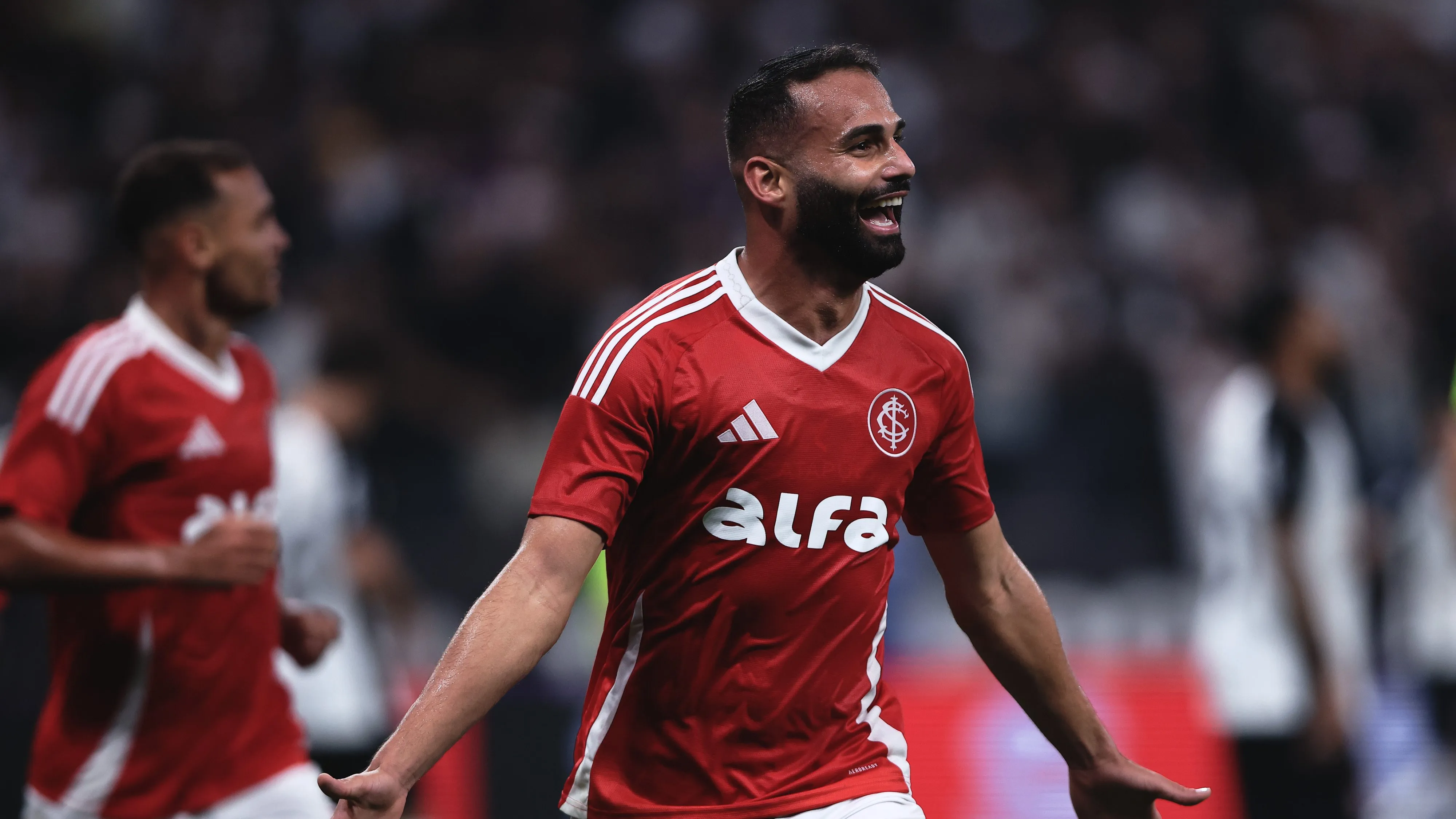 Thiago Maia comemora gol pelo Colorado