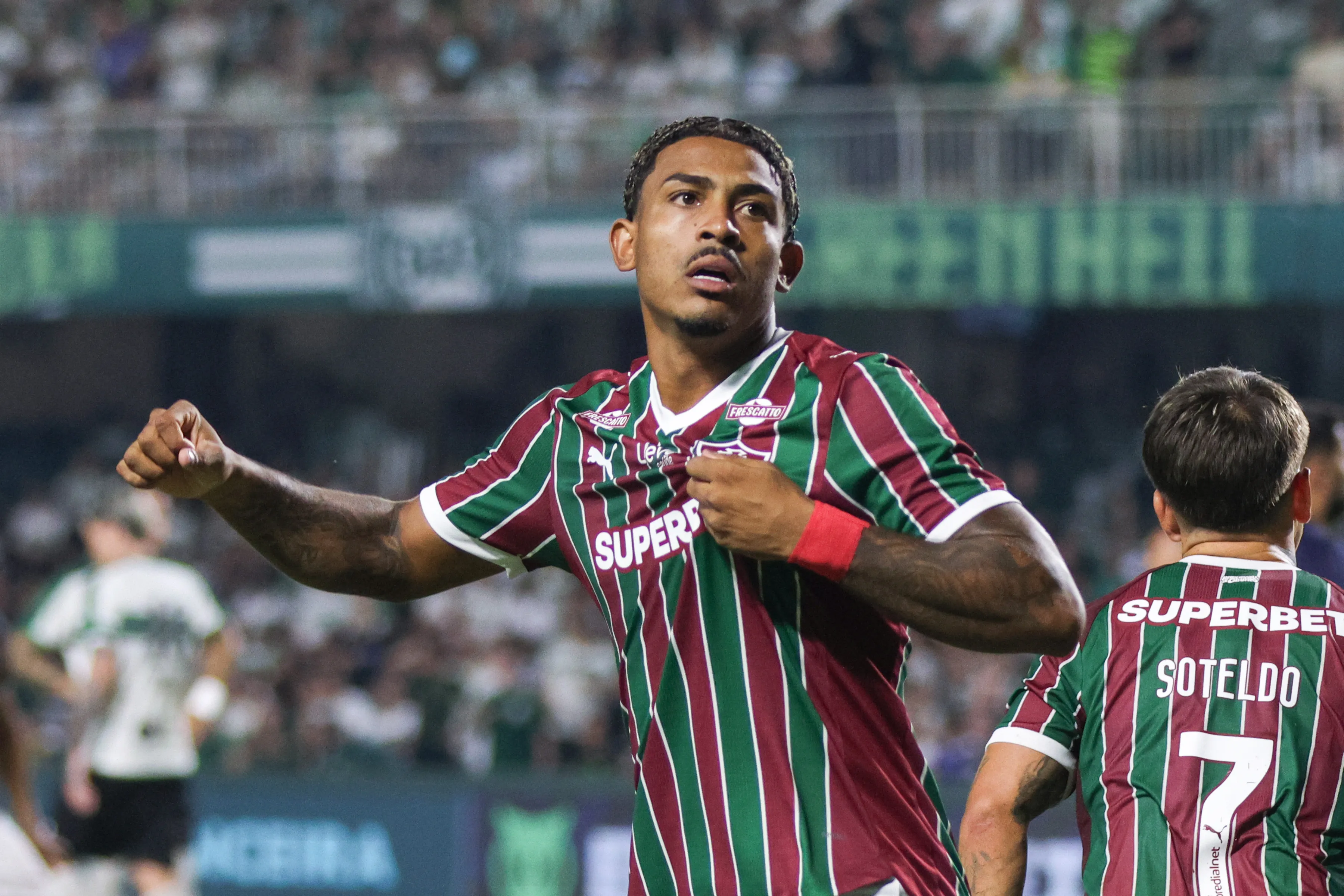 John Kennedy jogador do Fluminense comemora seu gol durante partida contra o Coritiba no estadio Couto Pereira pelo campeonato Brasileiro A 2026. Foto: Robson Mafra/AGIF
