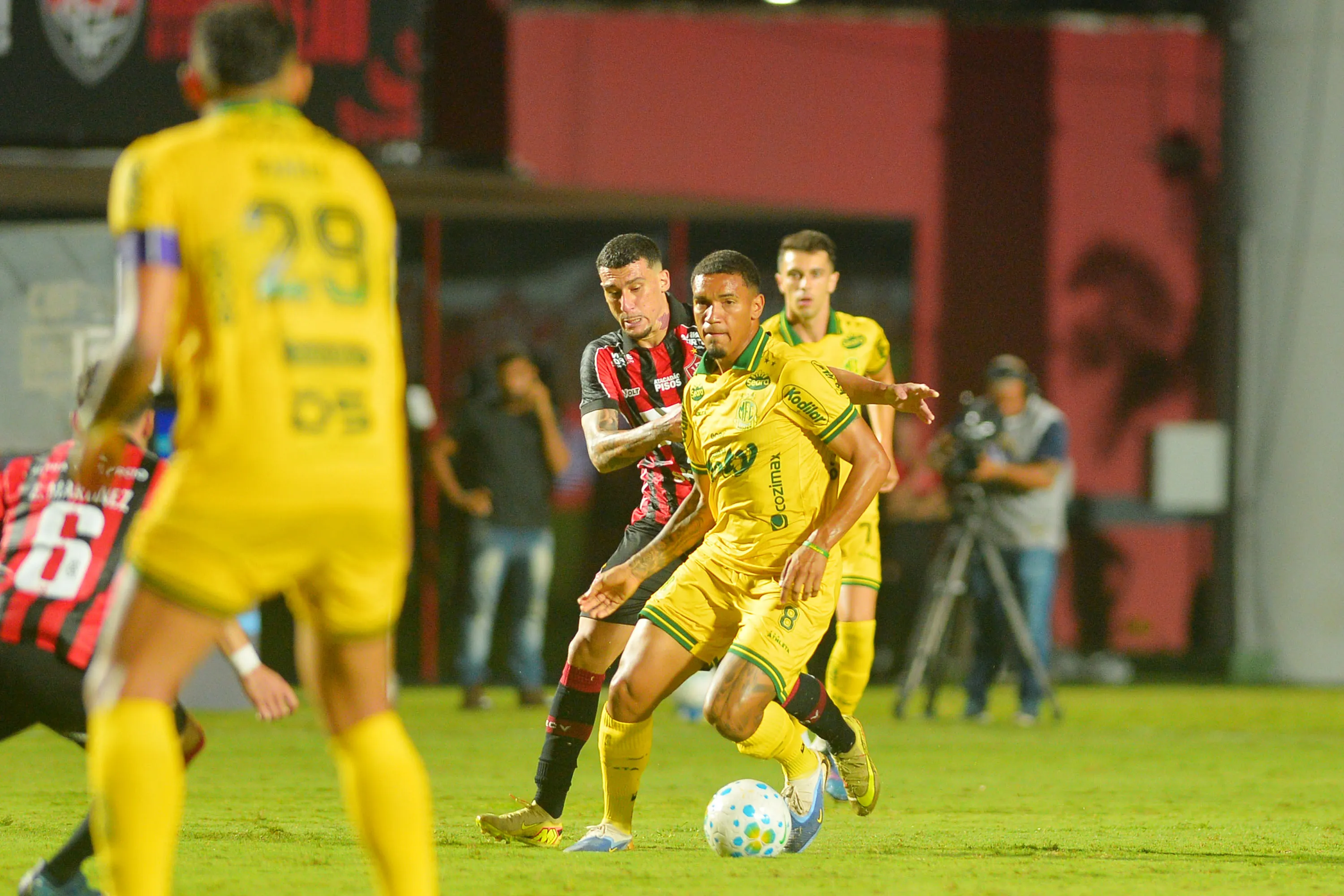 Denilson jogador do Mirassol durante partida contra o Vitoria no estadio Barradao pelo campeonato Brasileiro A 2026. Foto: Walmir Cirne/AGIF
