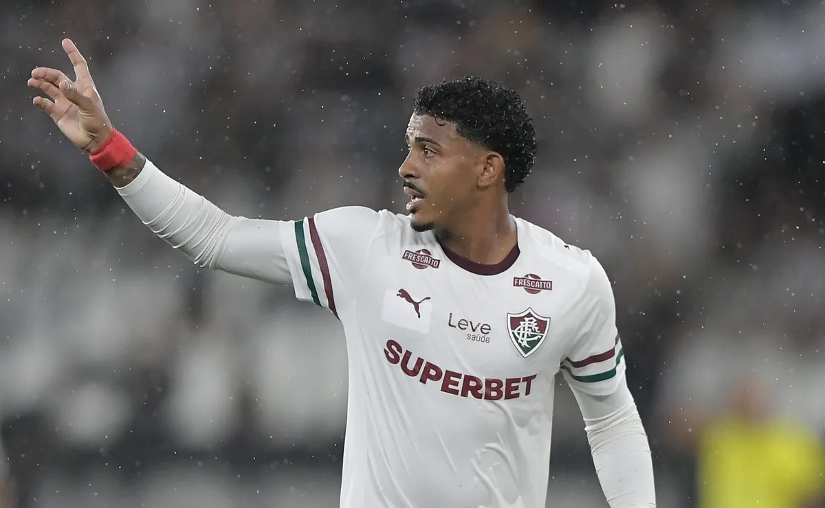 Jogadores do Fluminense reclamam de suposto pênalti em John Kennedy diante do Deportivo La Guaira