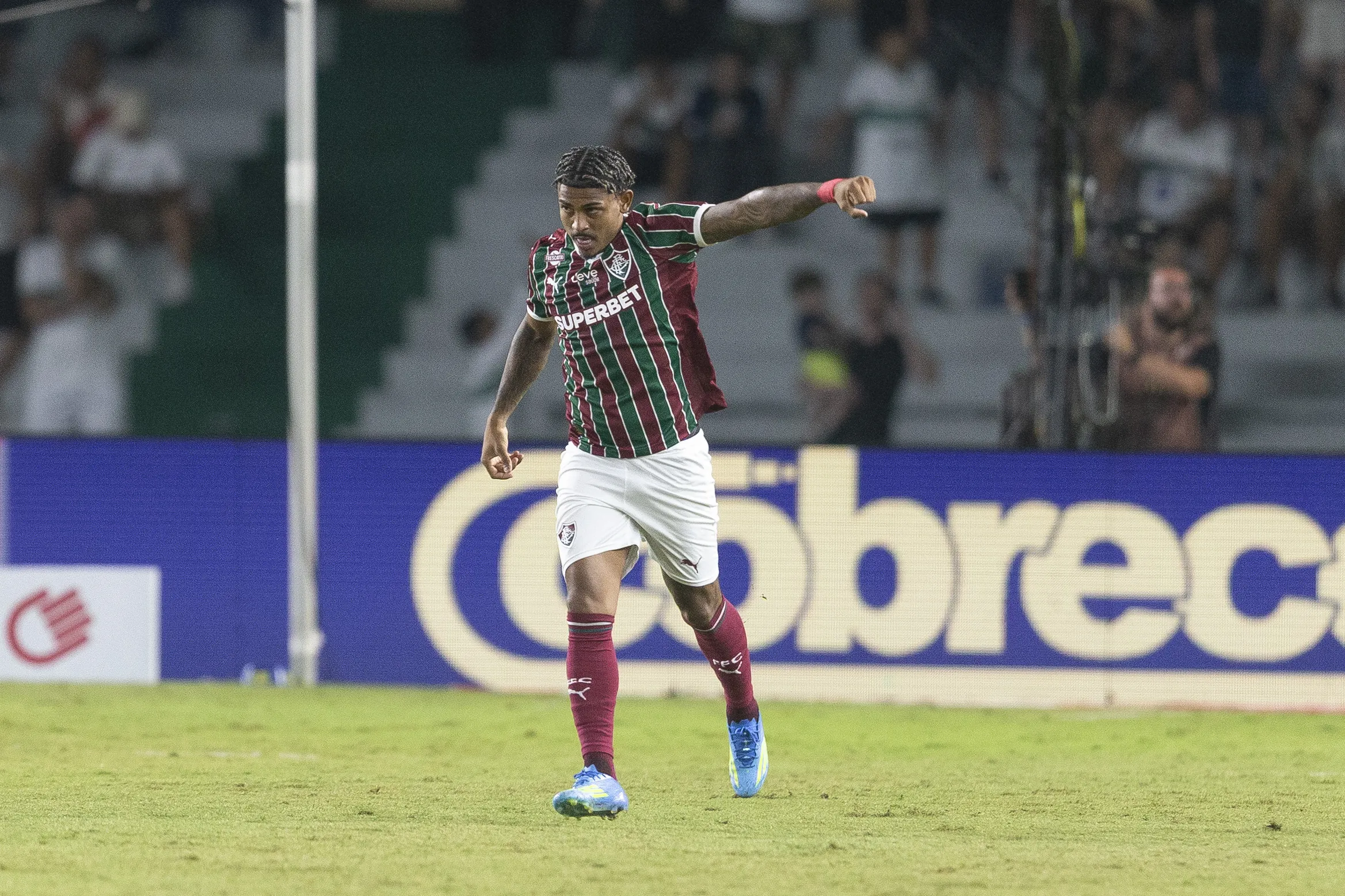 PR – CURITIBA – 04/04/2026 – BRASILEIRO A 2026, CORITIBA X FLUMINENSE – John Kennedy jogador do Fluminense comemora seu gol durante partida contra o Coritiba no estadio Couto Pereira pelo campeonato Brasileiro A 2026. Foto: Hedeson Alves/AGIF