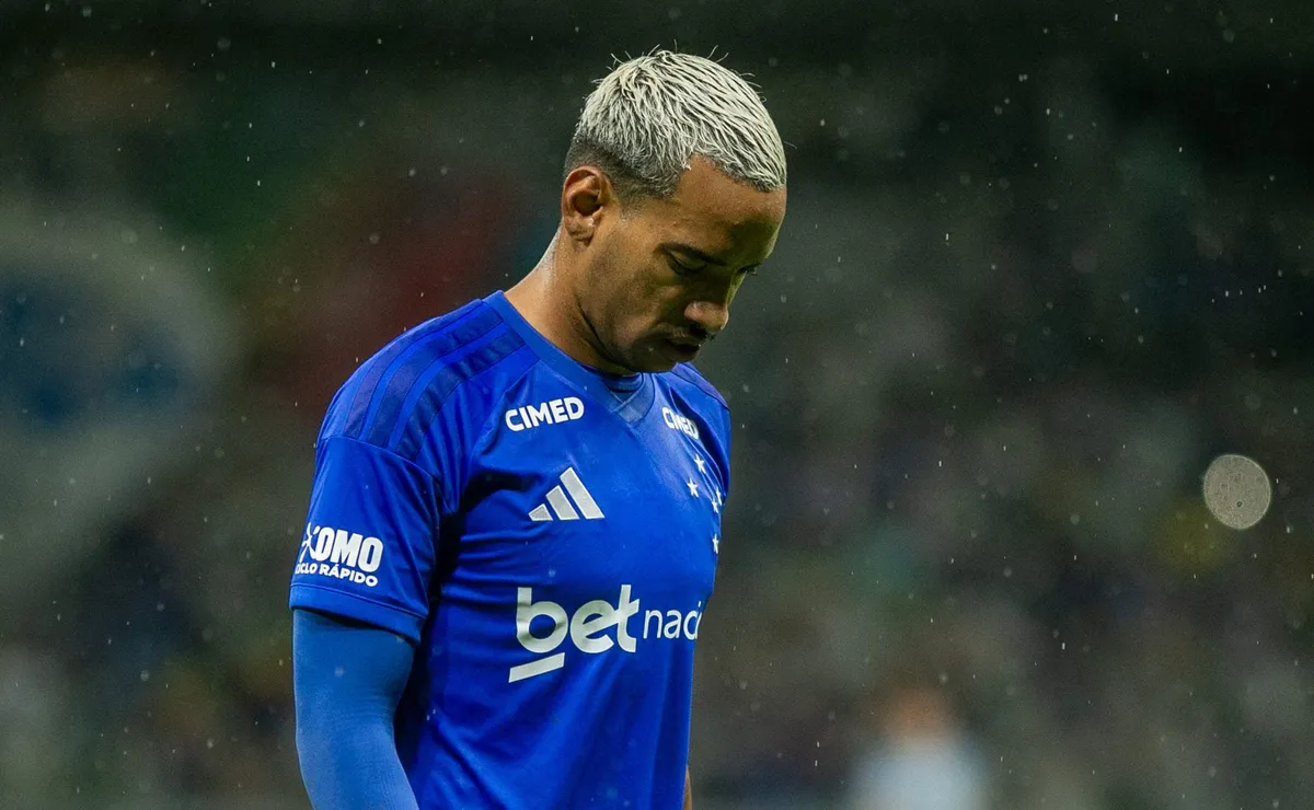 Matheus Pereira é criticado pela torcida em jogo do Cruzeiro contra o Barcelona de Guayaquil