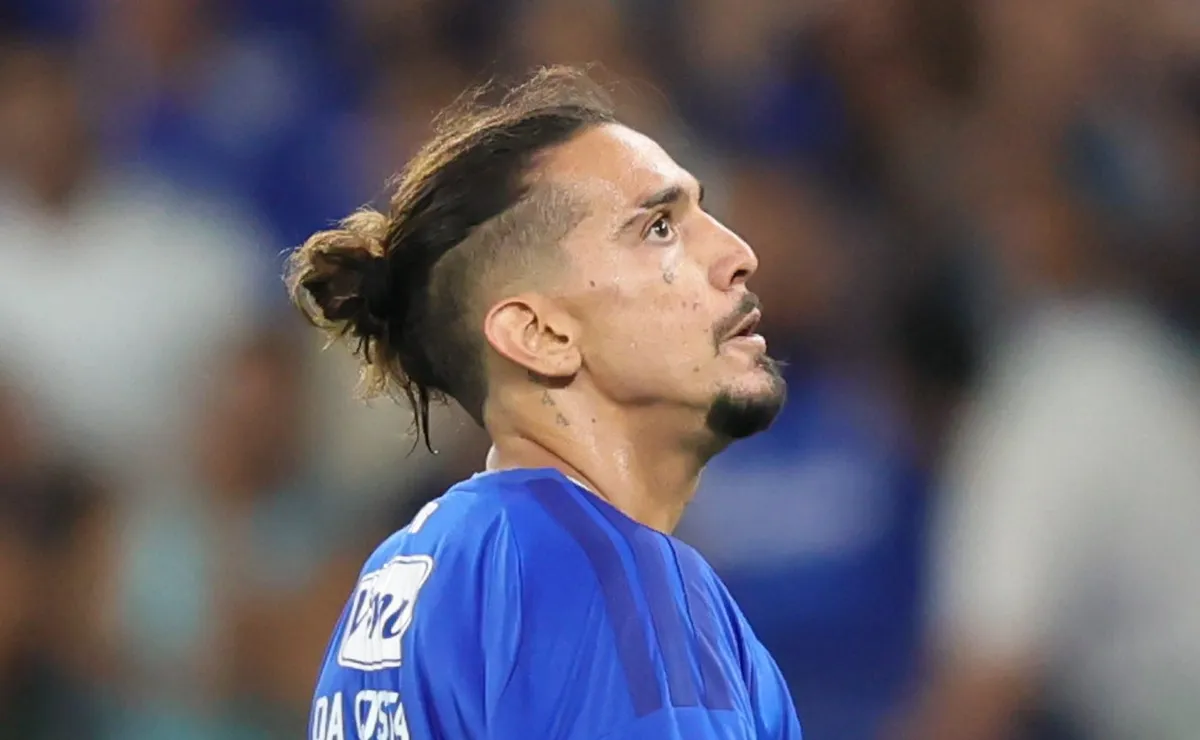 Chico da Costa perde gol inacreditável sem goleiro em vitória do Cruzeiro contra Barcelona SC