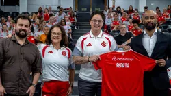 Renata Armiliato posa com a camisa do Internacional - Foto: Lara Vantzen/Sport Club Internacional