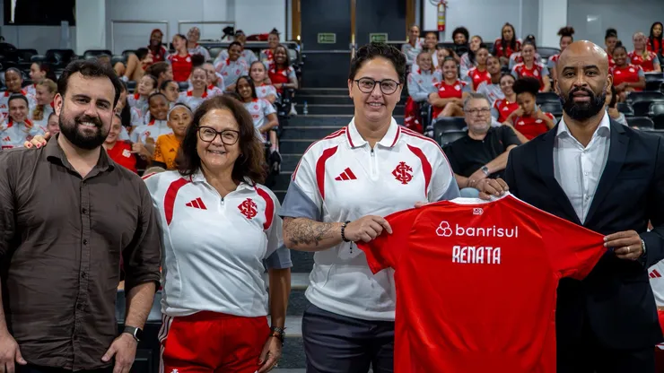Renata Armiliato posa com a camisa do Internacional - Foto: Lara Vantzen/Sport Club Internacional