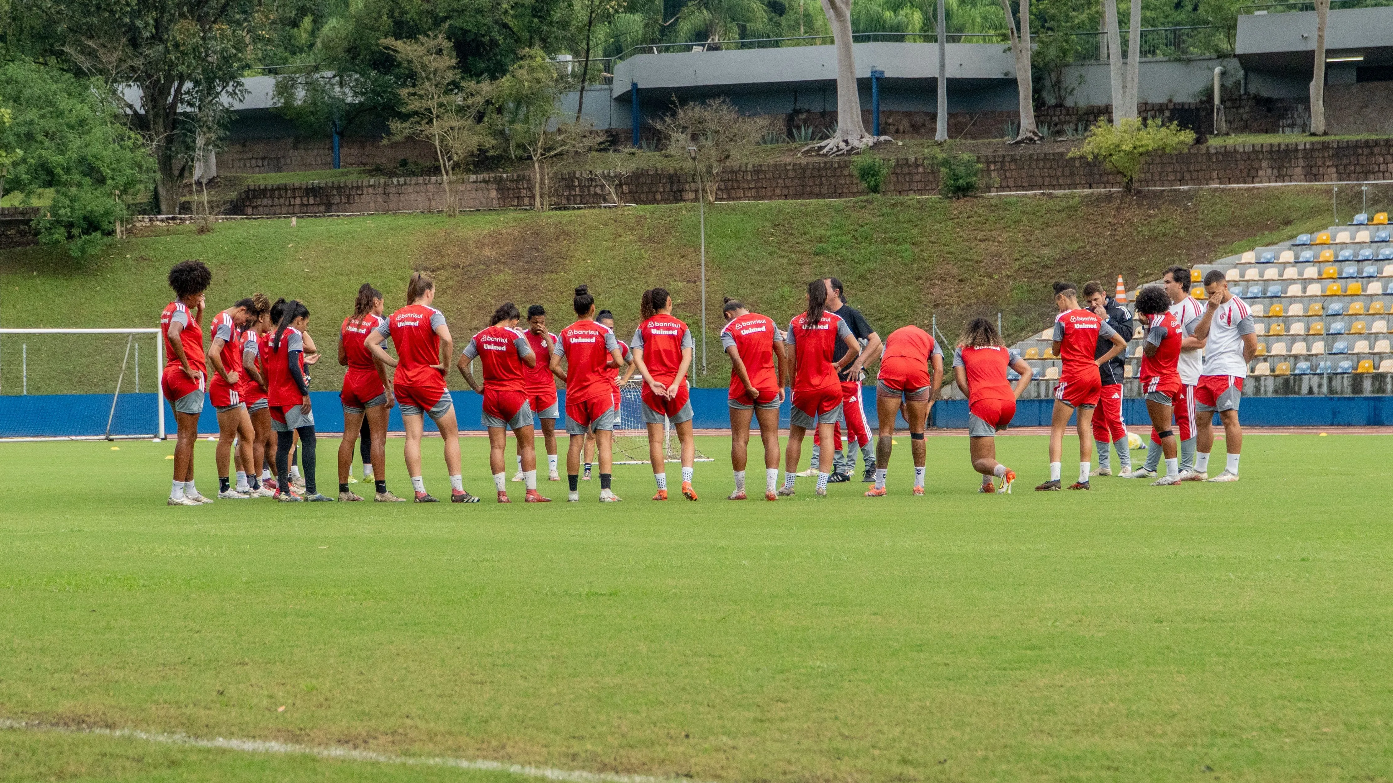 Elenco feminino do Internacional em treino