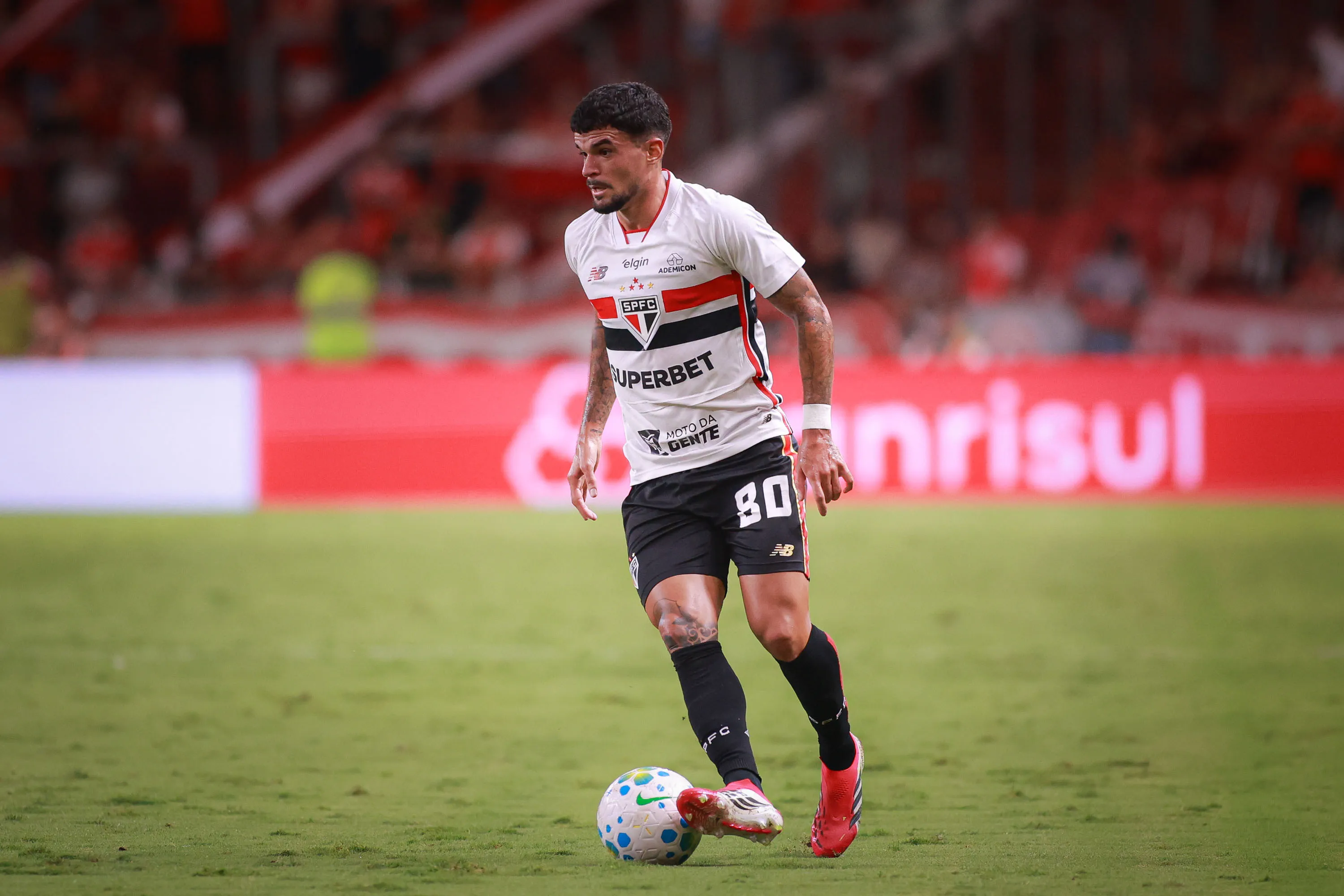 Cauly jogador do Sao Paulo durante partida contra o Internacional no estadio Beira-Rio pelo campeonato Brasileiro A 2026. Foto: Maxi Franzoi/AGIF