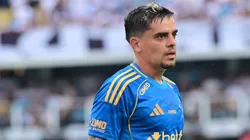 Fagner jogador do Cruzeiro durante partida contra o Santos no estadio Vila Belmiro pelo campeonato Brasileiro A 2025.