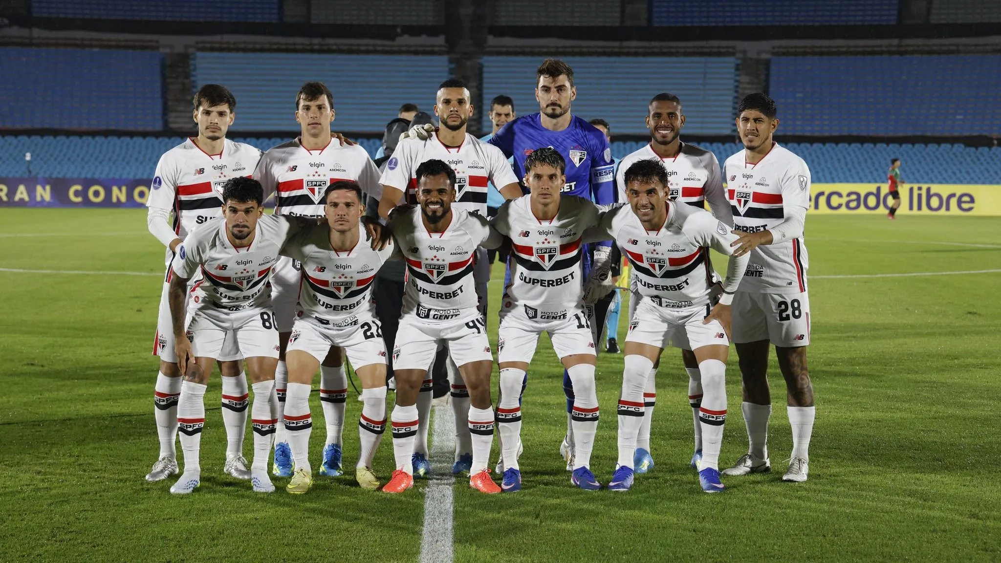 Time titular do Tricolor, posa para foto antes da vitória contra o Boston River – Crédito: Rubens Chiri / São Paulo FC