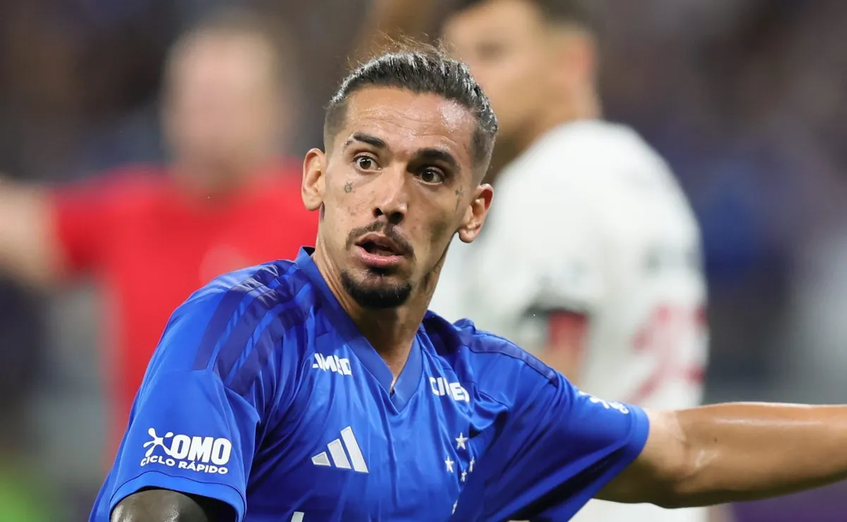 Chico da Costa revolta torcida do Cruzeiro com gol perdido, mas tem respaldo de Artur Jorge