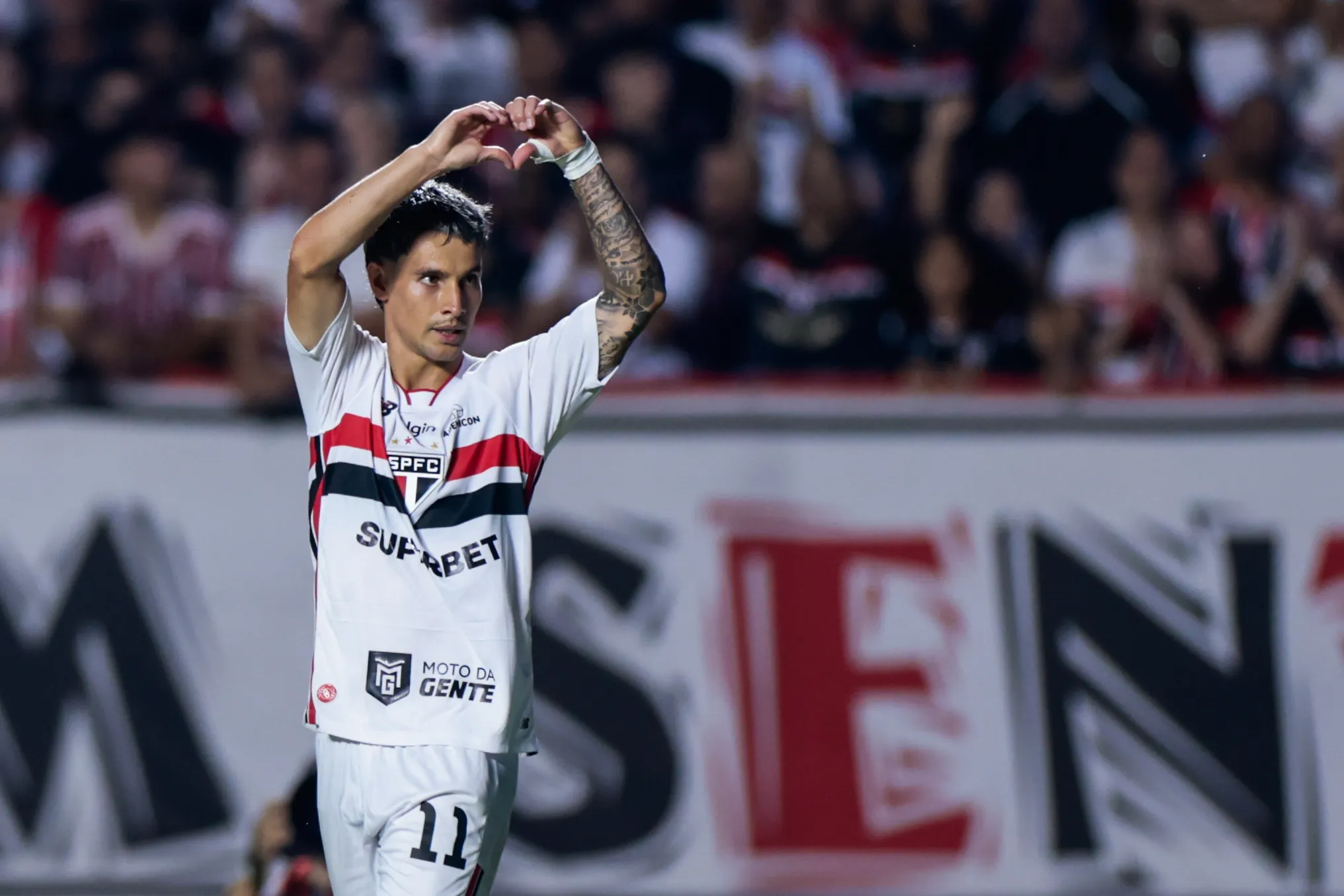 Ferreira comemora um de seus gols contra o Cruzeiro. Foto: Marcello Zambrana/AGIF
