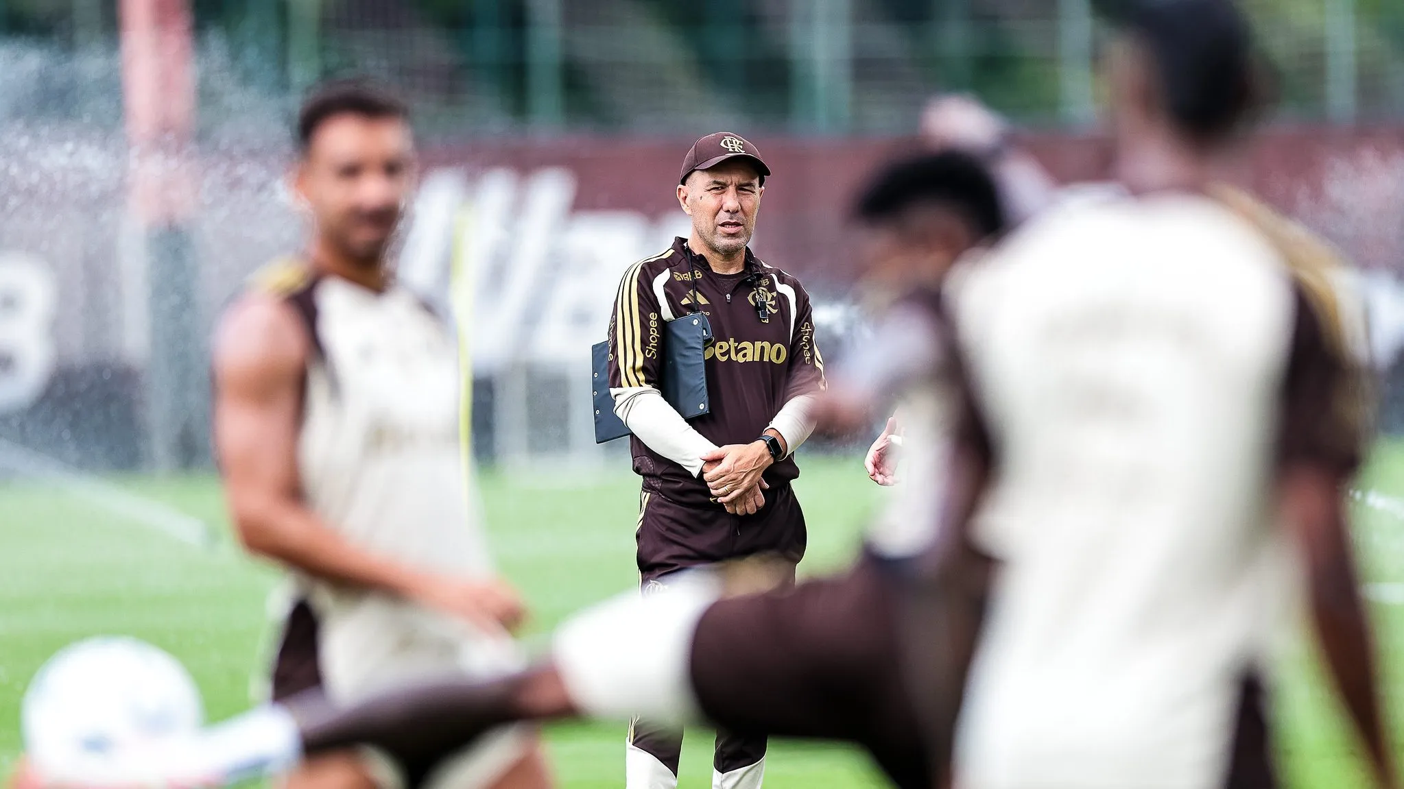 Jardim de olho no treino do Mengão no Ninho do Urubu – Foto:Adriano Fontes/Flamengo