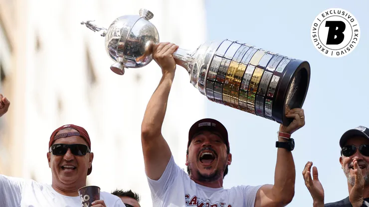 Diniz levantando a taça em 2023, quando venceu pelo Flu