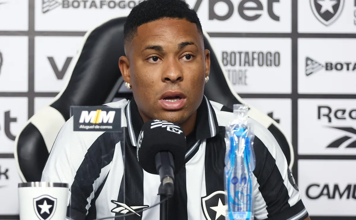 Caio Roque se emociona e desabafa em apresentação no Botafogo: “Tive que batalhar muito”