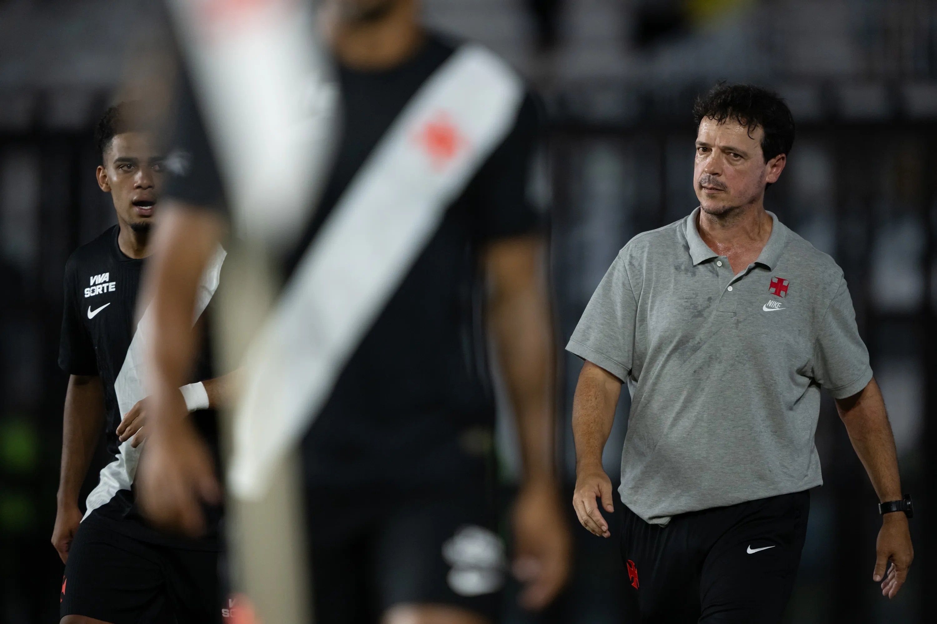 RJ – RIO DE JANEIRO – 14/02/2026 – CARIOCA 2026, VASCO X VOLTA REDONDA – Fernando Diniz tecnico do Vasco durante partida contra o Volta Redonda no estadio Sao Januario pelo campeonato Carioca 2026. Foto: Jorge Rodrigues/AGIF