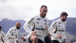 Elenco do Peixe treinando em solo equatoriano