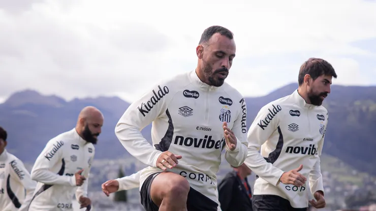 Elenco do Peixe treinando em solo equatoriano