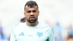 Fabricio Bruno jogador do Cruzeiro durante aquecimento antes da partida contra o Fluminense no estadio Mineirao pelo campeonato Brasileiro A 2025.