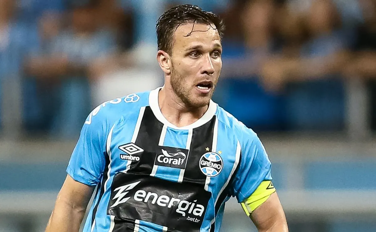 Arthur recebe contatos do Brasil e de times do exterior, mas não pensa em deixar o Grêmio