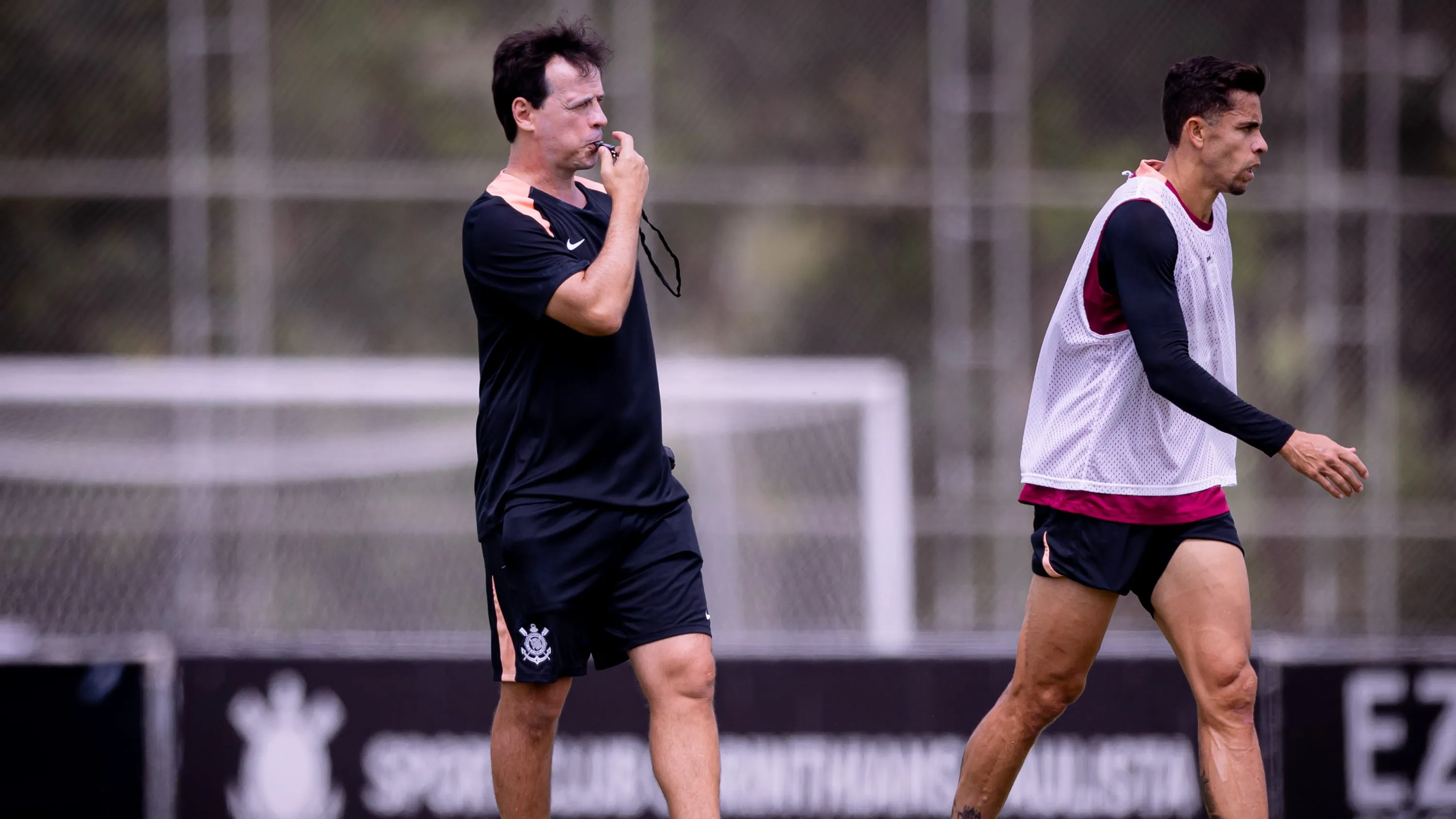 Fernando Diniz em ação no CT Joaquim Grava – Foto: Agência Corinthians – Rodrigo Coca