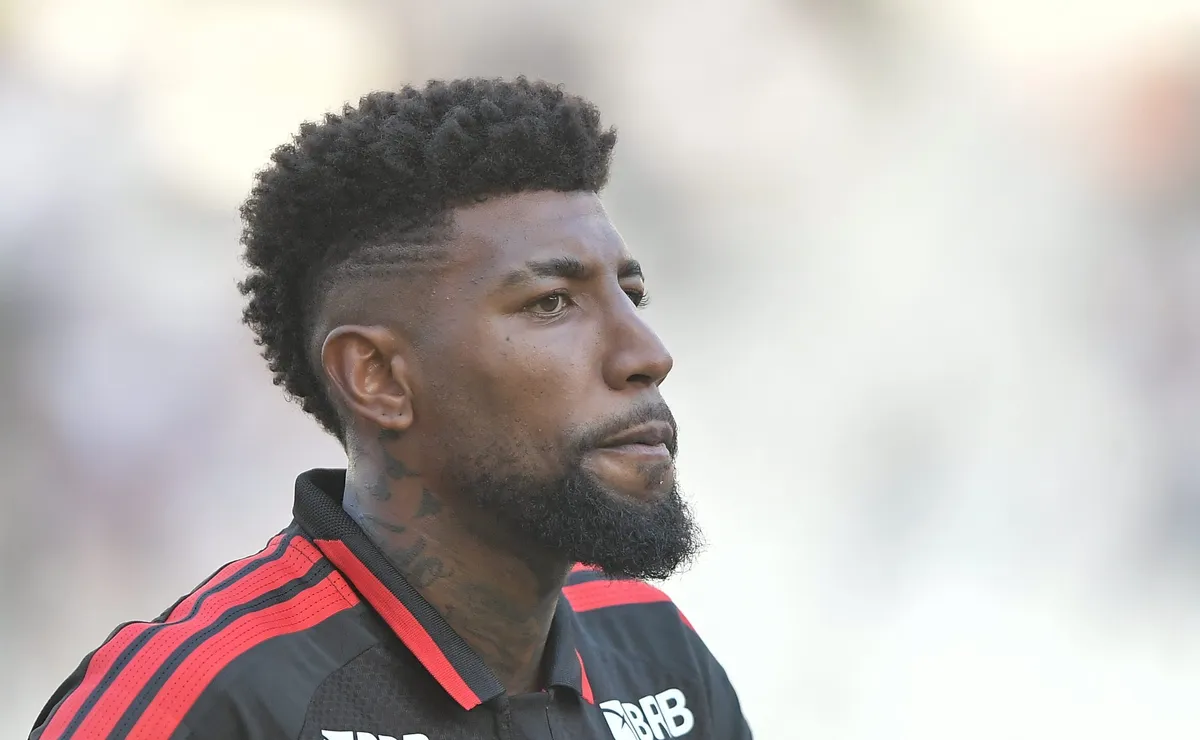 Emerson Royal tem posição no Flamengo e luta para aconvencer o técnico Leonardo Jardim