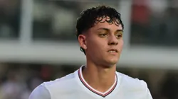 Lucca em campo durante partida na Vila Belmiro.