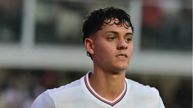 Lucca em campo durante partida na Vila Belmiro.