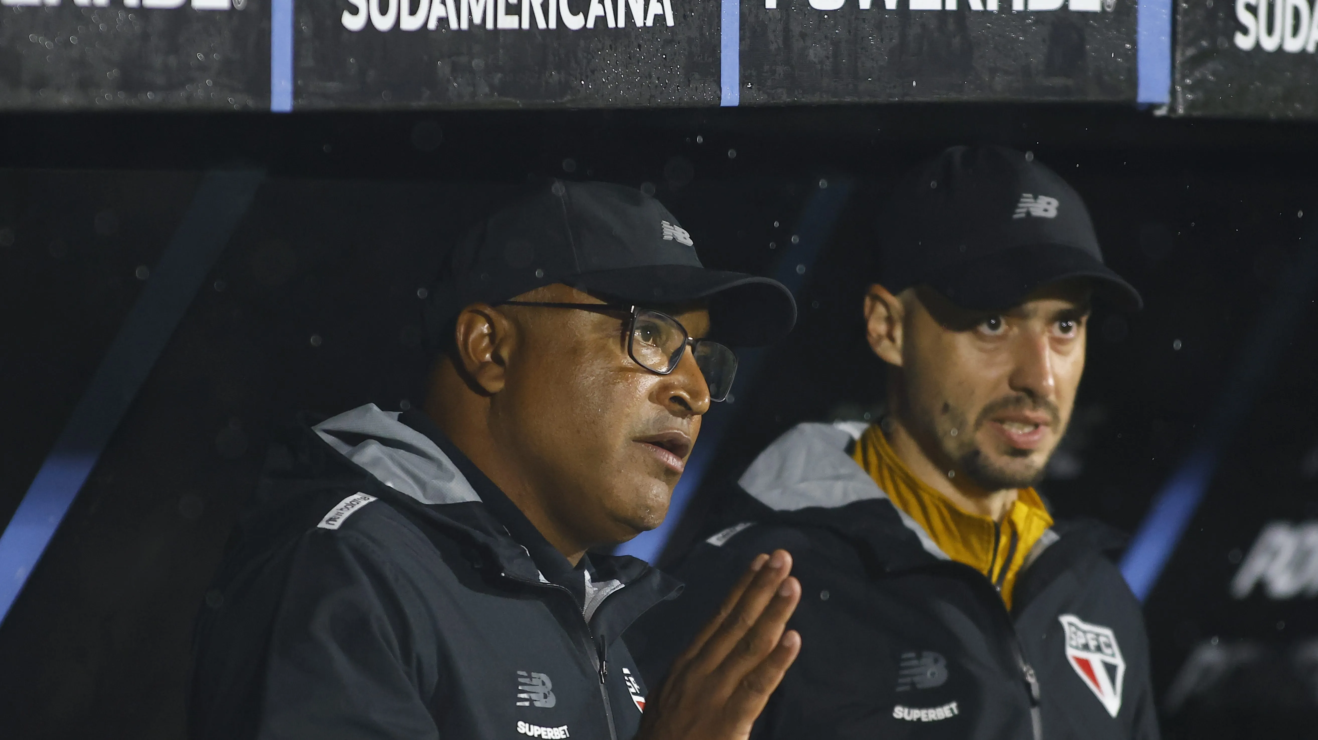 Foto: Ernesto Ryan/Getty Images – Roger Machado durante jogo em Montevidéu, no Uruguai.