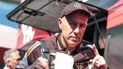 Leonardo Jardim técnico do Flamengo durante viagem com o elenco Rubro-Negro