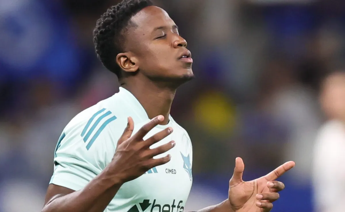 Sinisterra avança em recuperação e Artur Jorge detalha retorno do atacante do Cruzeiro