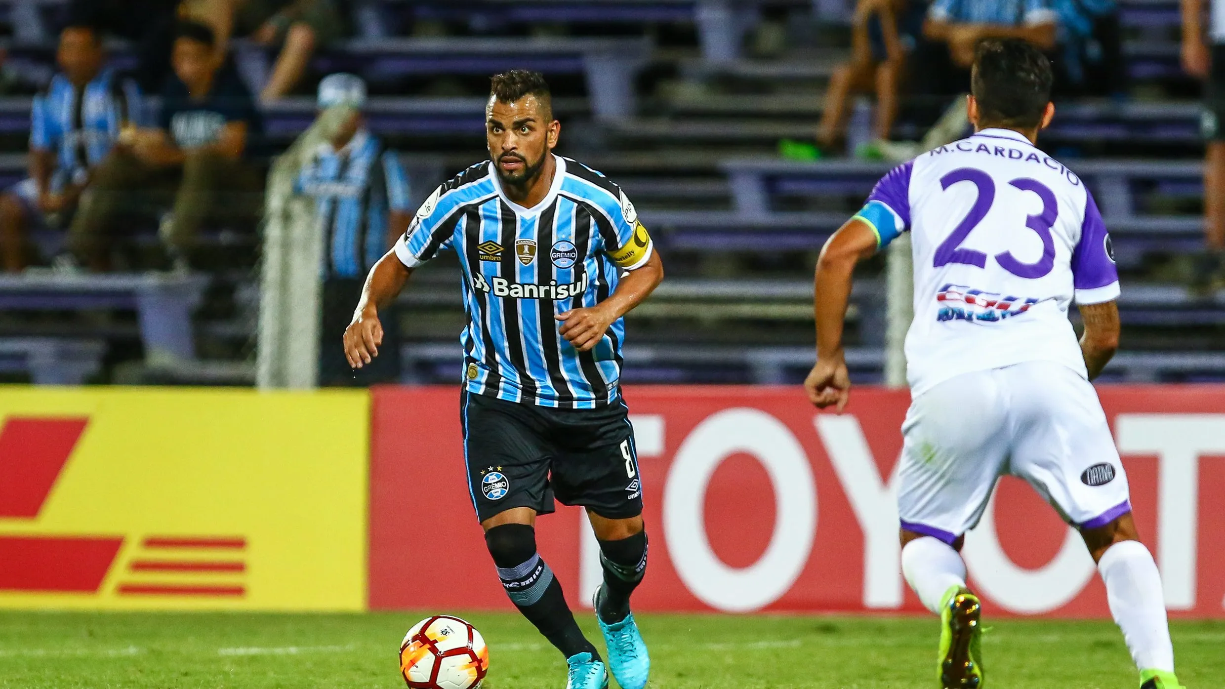 Maicon em ação conta o Defensor – Foto: Lucas Uebel / Grêmio FBPA