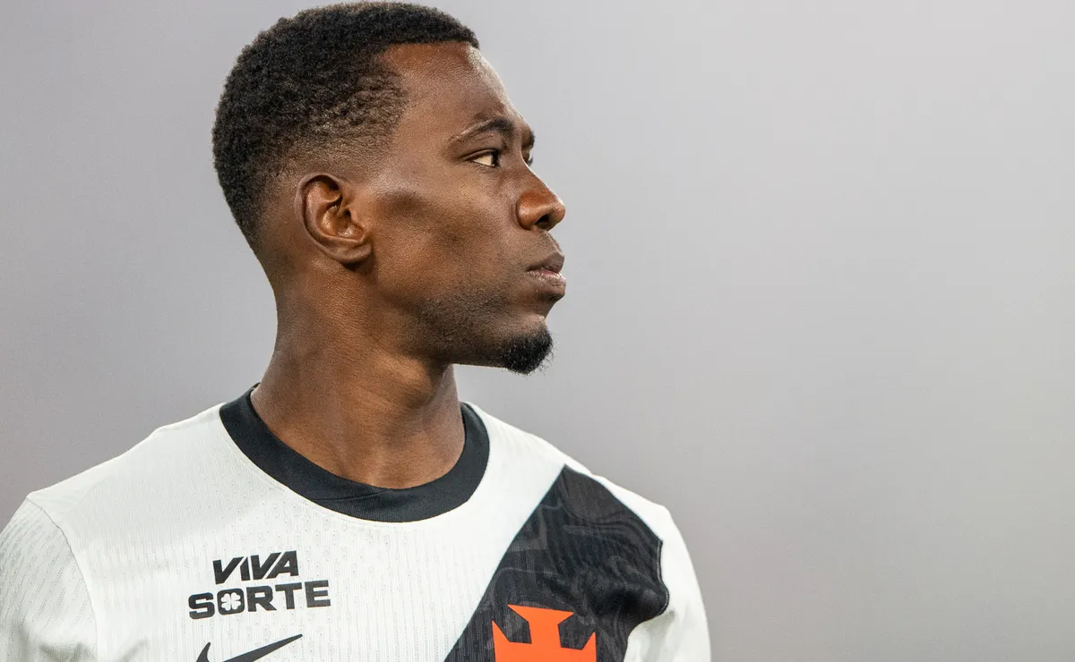 Carlos Cuesta busca recuperação no Vasco e luta por espaço na defesa com Renato Gaúcho