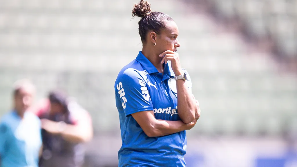 Treinadora do time feminino do Palmeiras, Rosana Augusto, em campo
