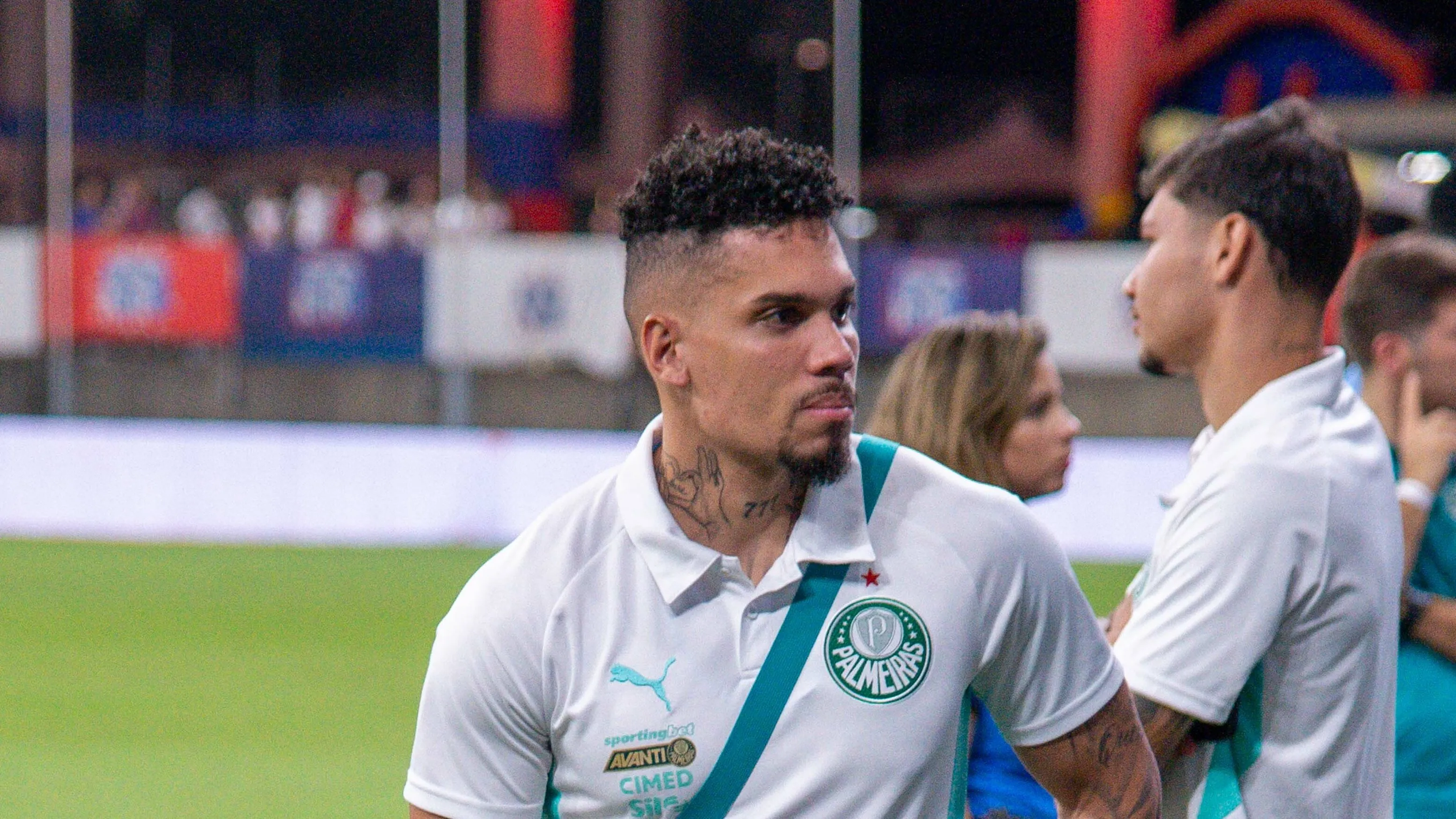 Foto: Jhony Pinho/AGIF – Paulinho observa aquecimento do time do Verdão antes da partida com o Bahia, em Salvador.