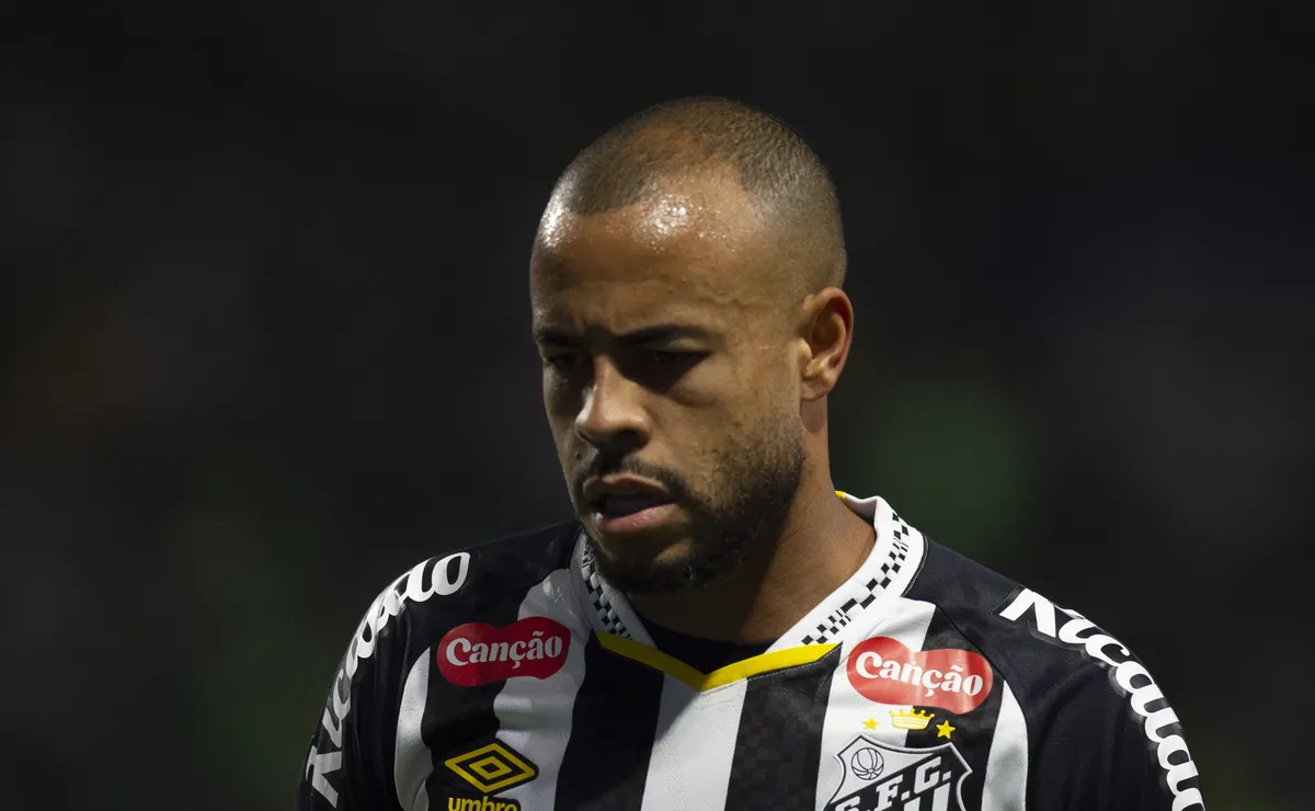 Santos faz tratamento especial para recuperar Mayke e lateral vai receber última chance