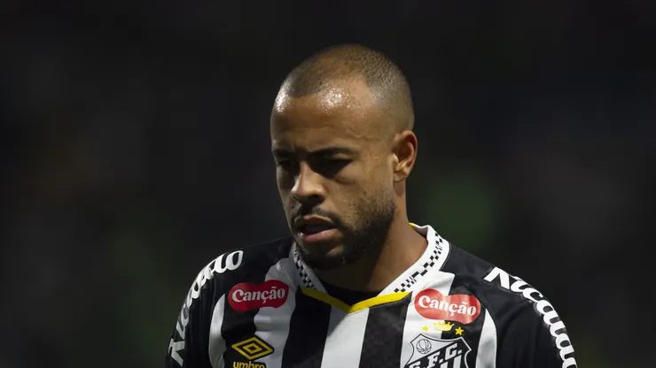 Mayke em campo com a camisa do Peixe.