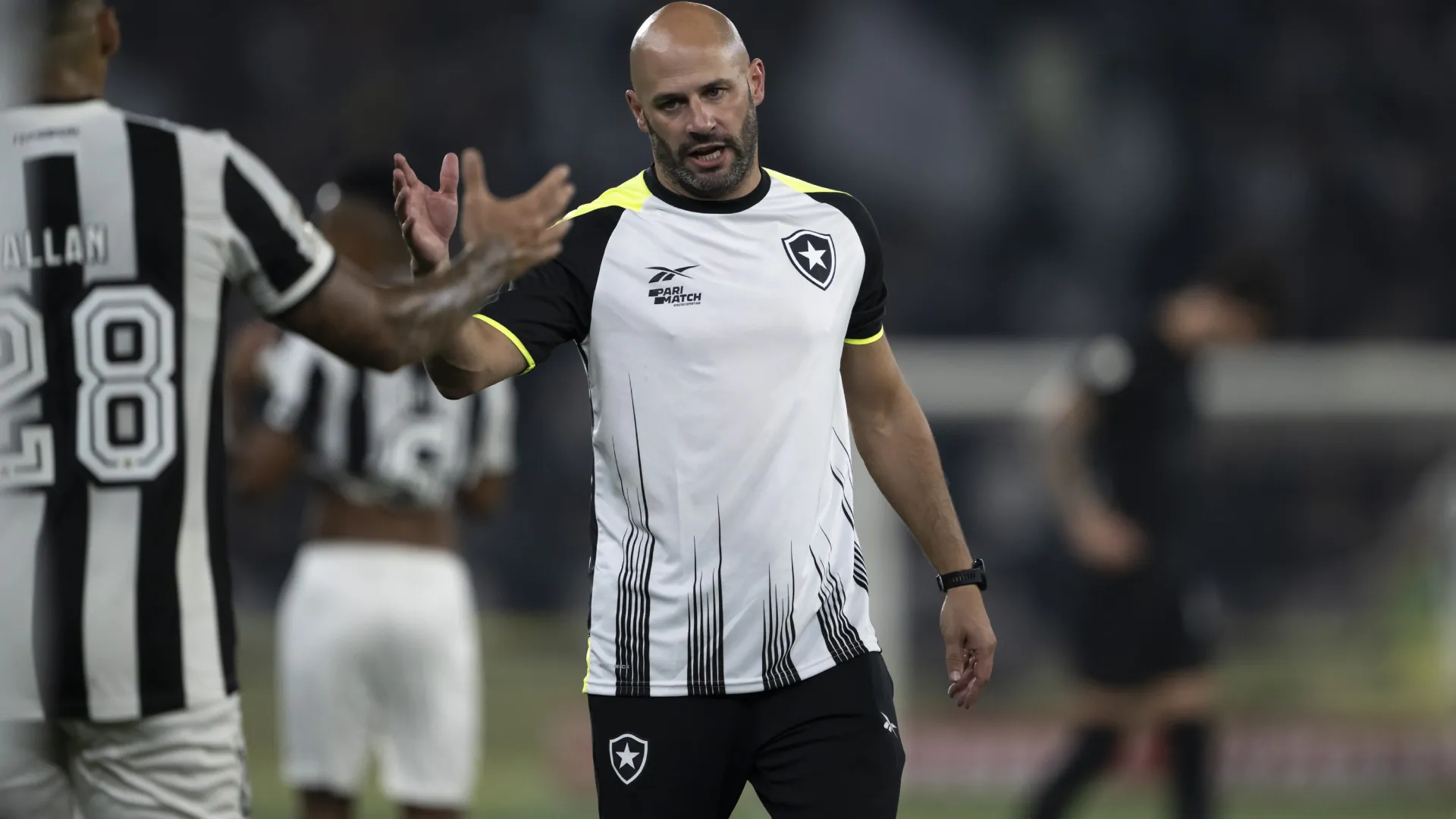 Franclim Carvalho inicia sua caminhada como treinador do Botafogo contra o Caracas – Foto: Jorge Rodrigues/AGIF