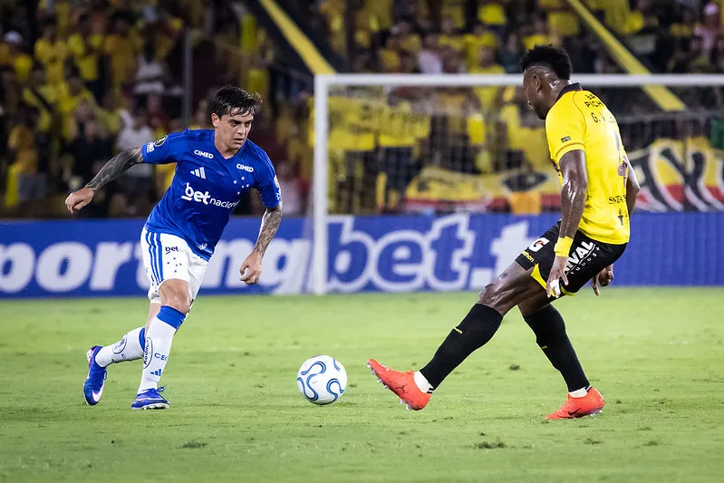 Fagner durante partida contra o Barcelona, pela Libertadores. Foto: Gustavo Aleixo/Cruzeiro