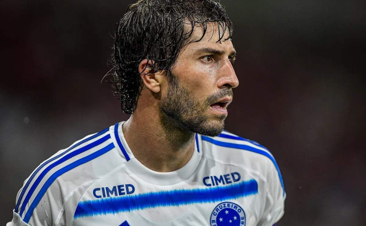 Lucas Silva comenta sobre disputa por posição no Cruzeiro: “Preparar para quando a oportunidade chegar”