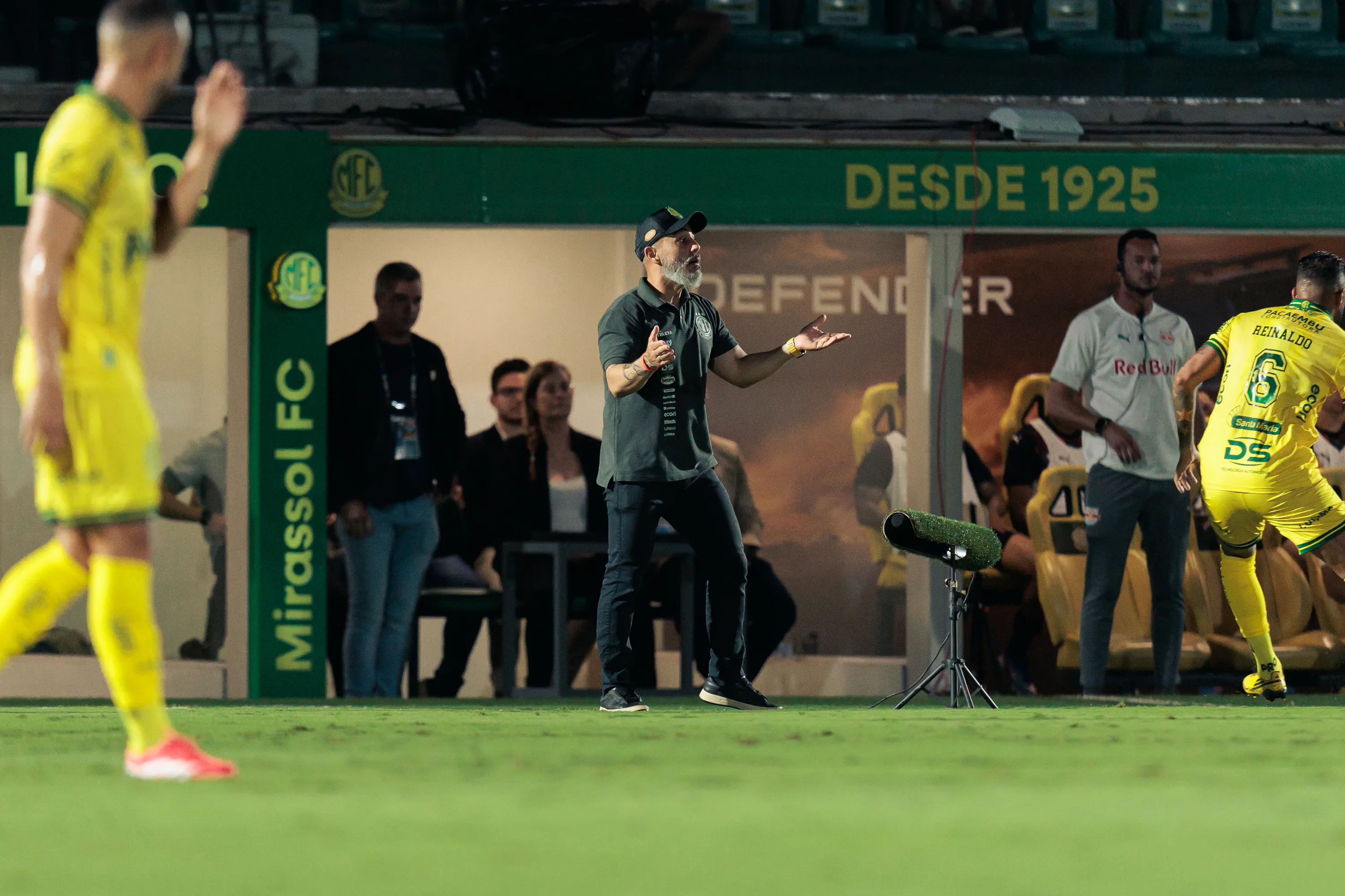 Rafael Guanaes técnico do Mirassol durante partida contra o Bragantino no estádio Jose Maria de Campos Maia pelo campeonato Brasileiro A 2026. Foto: Rapha Marques/RP FOTOPRESS/AGIF