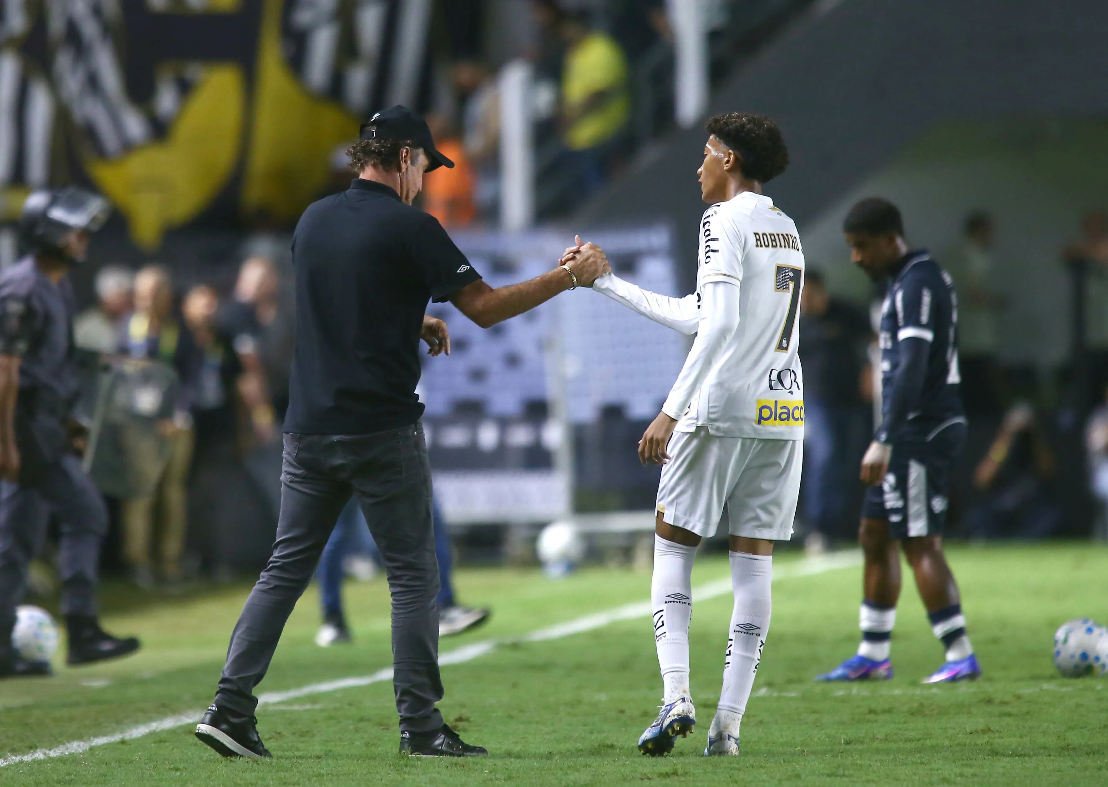 Cuca tecnico do Santos e Robinho Jr durante partida contra o Remo no estadio Vila Belmiro pelo campeonato Brasileiro A 2026. Foto: Mauricio De Souza/AGIF