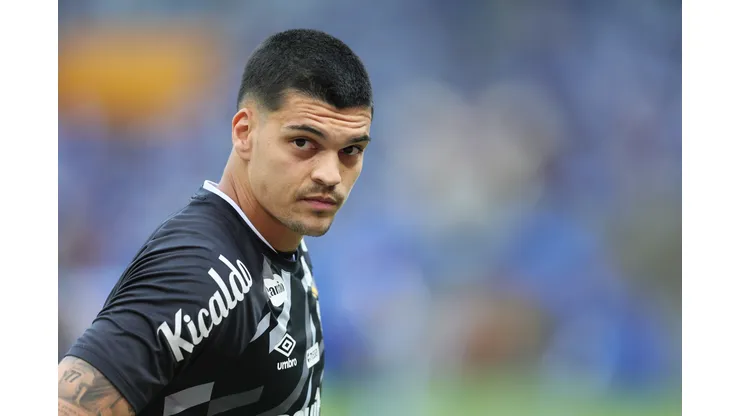 Gabriel Brazao jogador do Santos durante aquecimento antes da partida contra o Cruzeiro no estadio Mineirao pelo campeonato Brasileiro A 2026. Foto: Gilson Lobo/AGIF