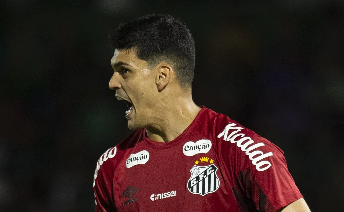 Brazão falha feio em gol olímpico em Deportivo Cuenca x Santos e é criticado pela torcida