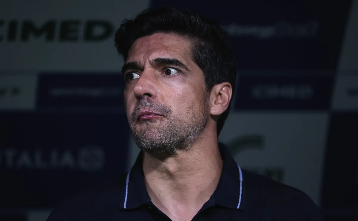 Abel Ferreira volta a polemizar título do Flamengo ao citar arbitragem em empate do Palmeiras na Libertadores