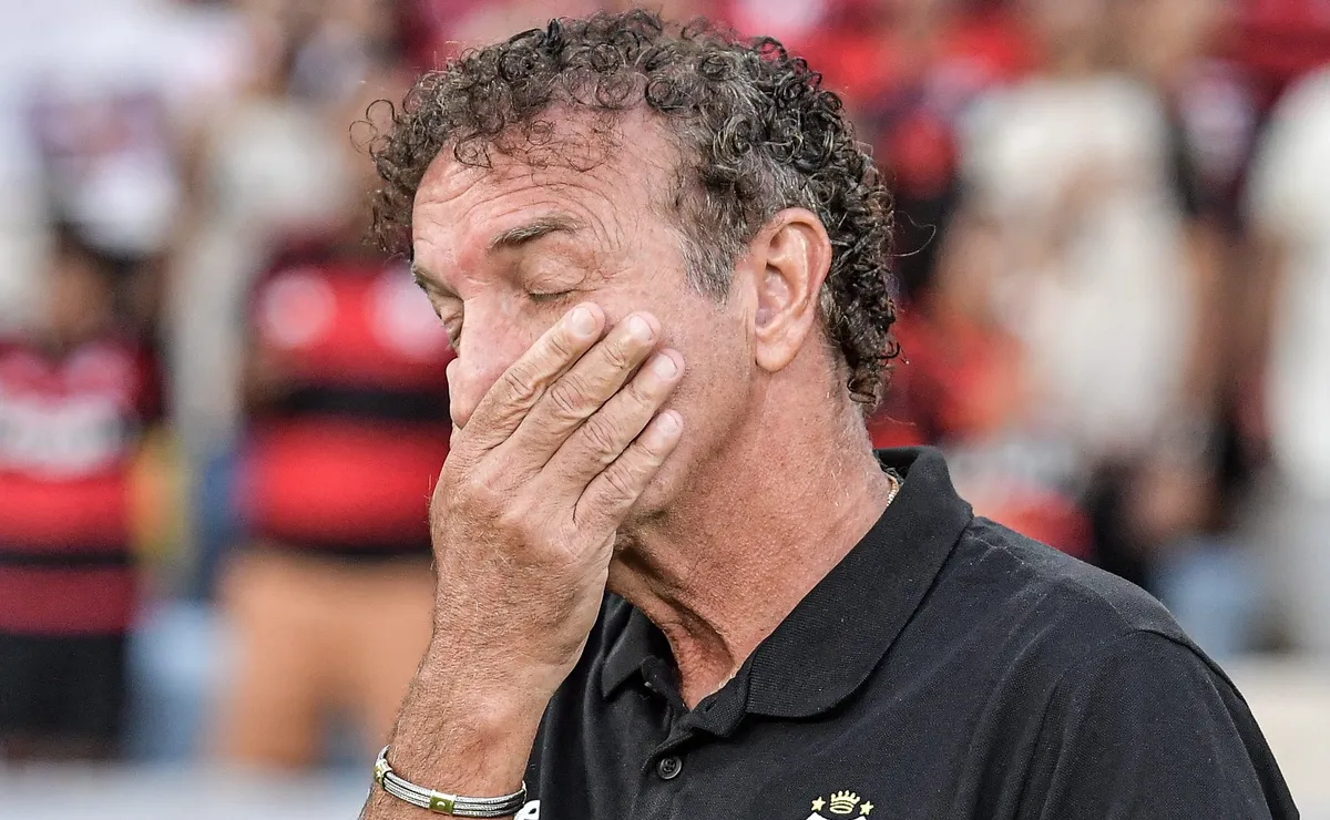 Cuca admite falha de Brazão e eleva o tom após derrota do Santos na Sul-Americana